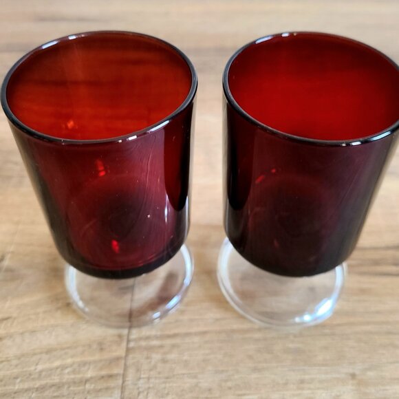 Set of 2 ruby red glass goblets France. Retro kitchen. Footed red wine glasses. - Picture 4 of 5